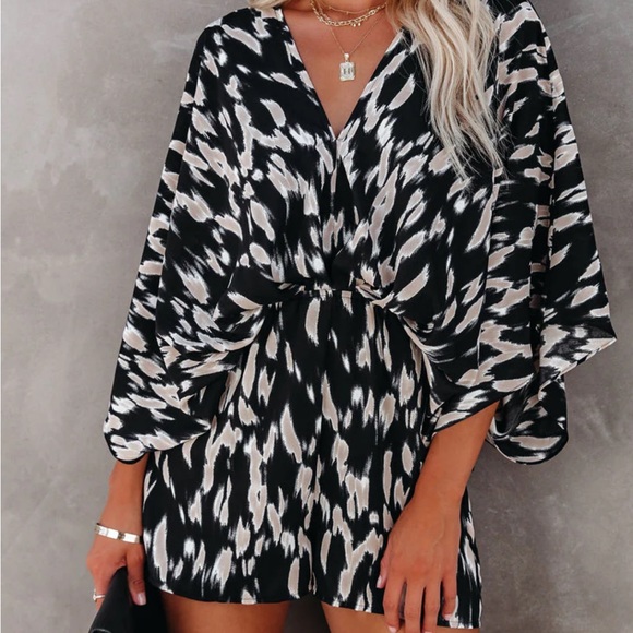 VICI - LINDEN PRINTED KIMONO ROMPER (size med) worn once!!! - Picture 5 of 8